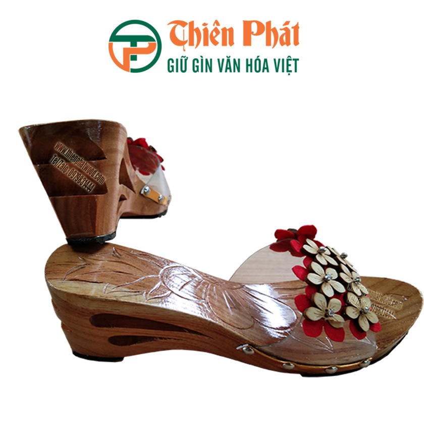 guốc gỗ với quai nhựa trong đính hoa cao 8cm